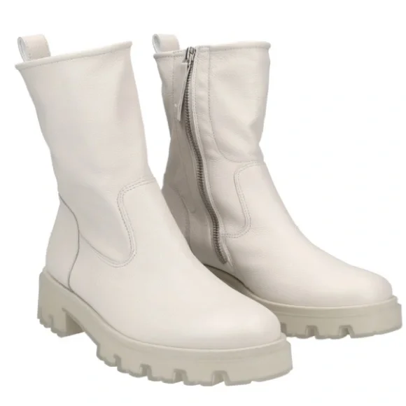 White/ off whleather boot. Brand new with Box Women’s US sizes. COLOR: Off white
